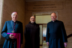 Mgr. BOULANGER présente le dossier en béatification de Léonie MARTIN.