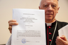Mgr. BOULANGER présente le dossier en béatification de Léonie MARTIN.