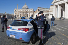 Coronavirus, policiers italiens patrouillant sur la place St Pierre entièrement vide.