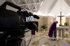 Le pape François célébre la messe quotidienne à Ste Marthe au Vatican.