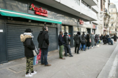File d'attente devant un magasin avant instauration du confinement obligatoire