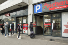 File d'attente devant un magasin avant instauration du confinement obligatoire