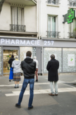 File d'attente devant une pharmacie avant instauration du confinement obligatoire
