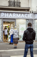 File d'attente devant une pharmacie avant instauration du confinement obligatoire