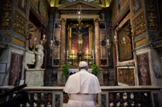 Le pape François prie dans l'église San Marcello al Corso à Rome.