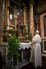 Le pape François prie dans l'église San Marcello al Corso à Rome.