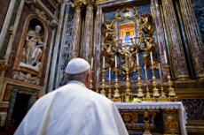 Le pape François est sorti du Vatican pour prier dans des églises.