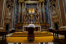 Le pape François est sorti du Vatican pour prier dans des églises.