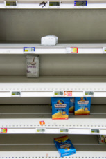 Rayons de pâtes et de riz de commerces alimentaires, dévalisés.