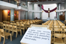 coronavirus Covid-19, des églises laissent leurs portes ouvertes.