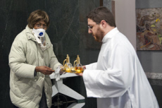 Coronavirus, port d'un masque durant la messe.