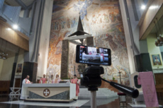Coronavirus Covid-19, messe filmée pour retransmission. Rome, Italie.