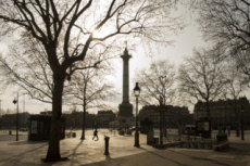 Paris, place de la Bastille désertée.