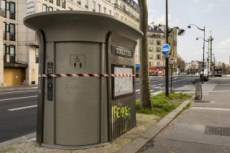 Toilettes publiques condamnées, dans une rue de Paris.