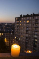 Bougie sur le rebord de la fenêtre.
