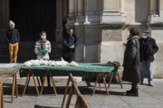 Covid-19, distribution alimentaire aux plus démunis dans une paroisse.