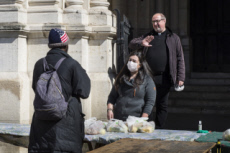 Covid-19, distribution alimentaire aux plus démunis dans une paroisse.
