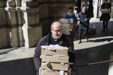 Covid-19, distribution alimentaire aux plus démunis dans une paroisse.