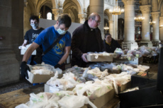 Covid-19, distribution alimentaire aux plus démunis dans une paroisse.