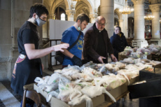 Covid-19, distribution alimentaire aux plus démunis dans une paroisse.