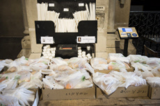 Covid-19, distribution alimentaire aux plus démunis dans une paroisse.