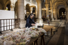 Covid-19, distribution alimentaire aux plus démunis dans une paroisse.