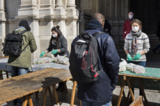 Covid-19, distribution alimentaire aux plus démunis dans une paroisse.