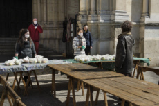 Covid-19, distribution alimentaire aux plus démunis dans une paroisse.