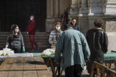 Covid-19, distribution alimentaire aux plus démunis dans une paroisse.