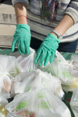 Covid-19, distribution alimentaire aux plus démunis dans une paroisse.