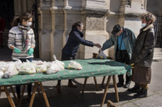Covid-19, distribution alimentaire aux plus démunis dans une paroisse.