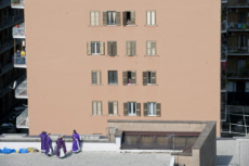 COVID-19. Prêtres célébrant la messe pour le quartier depuis le toit