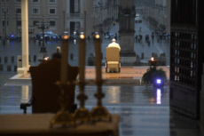 Coronavirus Covid-19 en Italie, le Pape seul pendant la prière Urbi et Orbi.