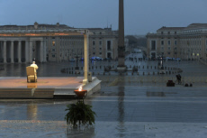 Coronavirus Covid-19 en Italie, le Pape seul pendant la prière Urbi et Orbi.