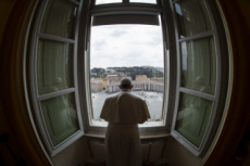 Le pape François priant à la fenêtre, devant la place Saint Pierre déserte.