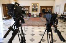 Audience générale dans l'une des pièces du Palais apostolique.