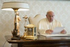 Le pape François dans son bureau, au Palais apostolique.