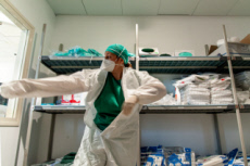 Personnel soignant dans la structure créée sur le campus bio-médical de Rome.