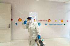 Personnel soignant dans la structure créée sur le campus bio-médical de Rome.