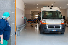 Personnel soignant dans la structure créée sur le campus bio-médical de Rome.