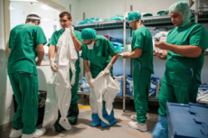 Personnel soignant dans la structure créée sur le campus bio-médical de Rome.