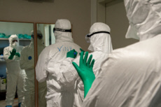 Personnel soignant dans la structure créée sur le campus bio-médical de Rome.