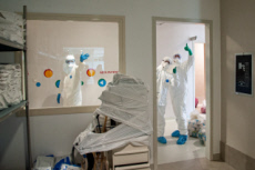 Personnel soignant dans la structure créée sur le campus bio-médical de Rome.