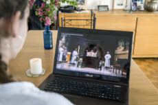 Catholique suivant la retransmission en direct de la messe de Pâques.