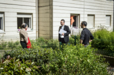 Coronavirus, Covid-19, les prêtres à la rencontre des paroissiens.