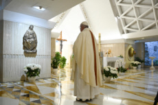 Le pape François célèbre la messe en la chapelle Sainte Marthe au Vatican.