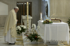 Le pape François célèbre la messe en la chapelle Sainte Marthe au Vatican.