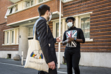 Coronavirus, Covid-19, les prêtres à la rencontre des paroissiens.