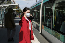 Coronavirus, déconfinement, jeune femme masquée attendant le Tram.