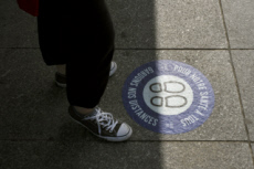 Transports en commun, distances de sécurité à respecter sur le quai.